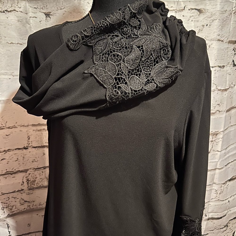 Dennis basso - beautiful black blouse with lace at sleeves 1X round neck flowy